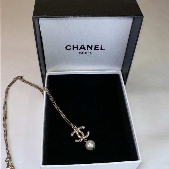 Chanel Gold and Pearl Pendant Necklace - Picture 12 of 12